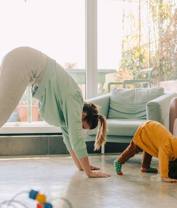 mom-child-doing-yoga