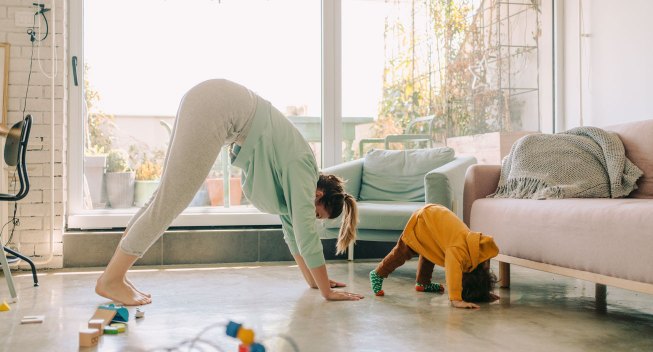 mom-child-doing-yoga