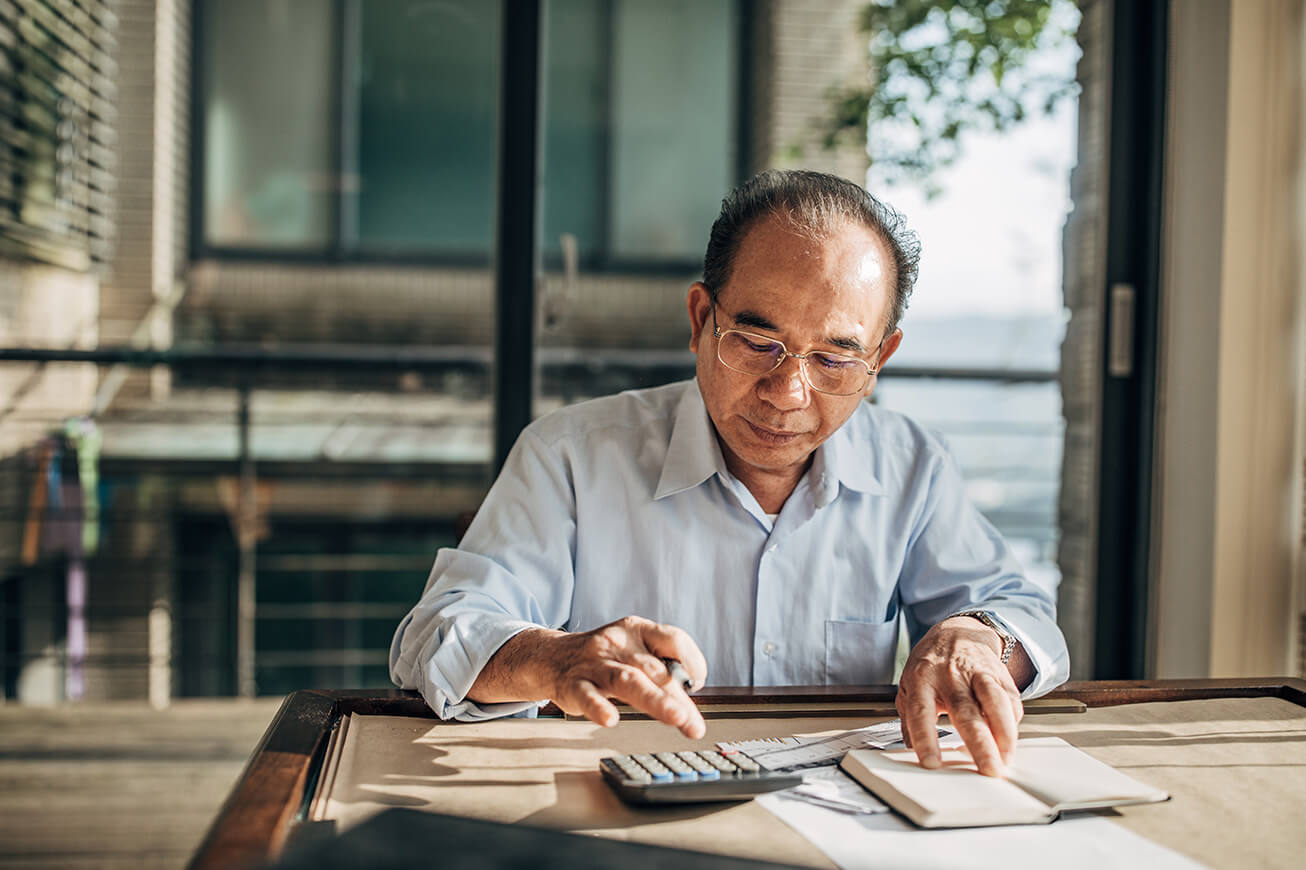 A man calculates how much the Saver's Credit may save him on taxes. 